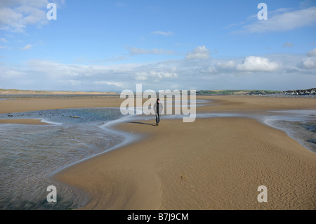 Une famille walker bénéficie d'une marche rapide le long de la plage à Northam Burrows près de Westward Ho ! Dans le nord du Devon England UK Banque D'Images