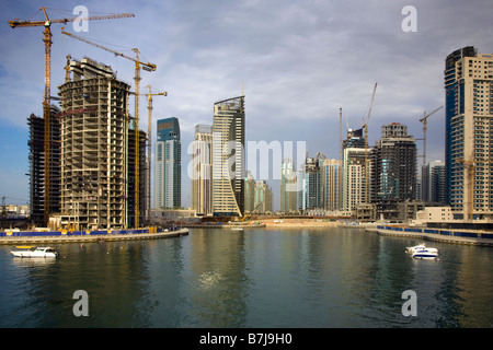 Bâtiments gratte-ciel inachevé, en cours de construction Projets de construction de l'eau. Nouvelle Marina de Dubaï en construction - Emirats Arabes Unis ÉMIRATS ARABES UNIS Banque D'Images