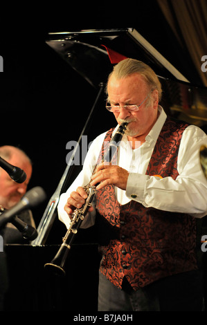 La légende du jazz Acker Bilk sur fête son 80e anniversaire avec un concert à Southamptons Club Concorde Banque D'Images