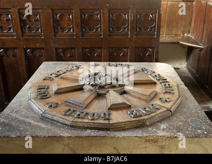 Police de caractères en bois sculpté qui lit 'Un seul Baptême de foi un Seigneur' dans l'église paroissiale Wiggonholt, Pulborough, West Sussex Banque D'Images