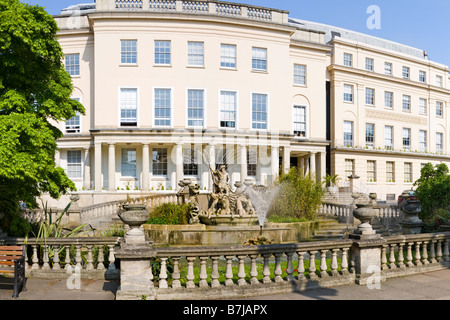 La fontaine de Neptune et les bureaux municipaux dans la Promenade, Cheltenham, Gloucestershire Spa Banque D'Images