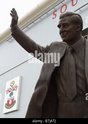Statue de Ted Bates à l'extérieur de St Mary's Stadium, Southampton Football Club Banque D'Images