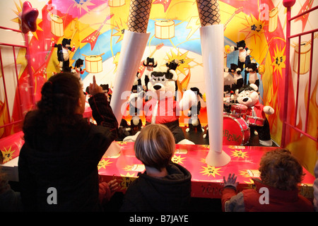 PARIS FRANCE GRAND MAGASIN LE PRINTEMPS SUR LE BOULEVARD HAUSSMANN, LA NUIT DE NOËL DÉCORATIONS POUR ENFANTS DANS UNE VITRINE Banque D'Images