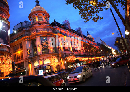 PARIS FRANCE GRAND MAGASIN LE PRINTEMPS SUR LE BOULEVARD Haussmann, la nuit de Noël Banque D'Images