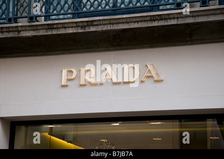 La boutique marque sur l'avant de la maison de conception italienne Prada vêtements/mode shop sur Old Bond Street, Londres. Jan 2009 Banque D'Images