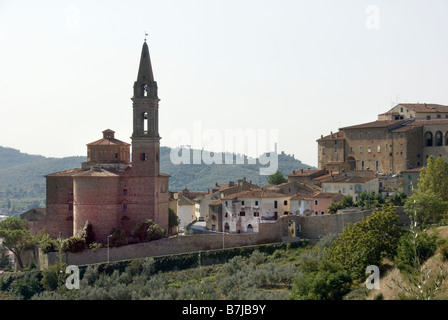 Église de Castiglion Fiorentino et au loin le château de Montecchio construit par Sir John Hawkwood Banque D'Images