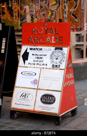 Panneau publicitaire à l'extérieur de la Royal Arcade zone commerçante, reliant Old Bond Street à Albermarle Street, Westminster, Londres. Banque D'Images