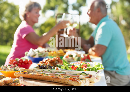 Salle à manger al fresco, Couple Toasting Each Other Banque D'Images