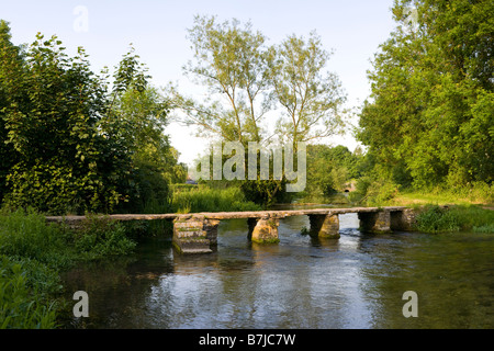 La lumière du soleil du soir tombant sur Kebles pont traversant la rivière Leach à Eastleach. Gloucestershire Banque D'Images