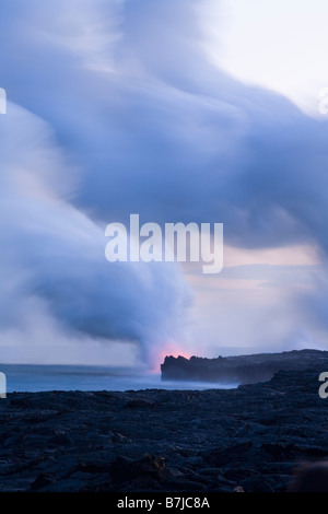 Les nuages de vapeur créé comme la lave en fusion rencontre la mer Hawaii Volcanoes National Park Big Island Hawaii USA Banque D'Images