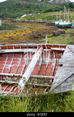 Un vieux bateau en bois bateau échoué à Gairloch Badachro, au sud de, Wester Ross, Highland, en Écosse Banque D'Images