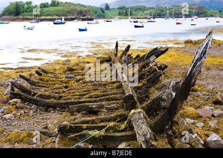 Les restes du squelette d'un vieux bateau en bois échoué à Gairloch Badachro, au sud de, Wester Ross, Highland, en Écosse Banque D'Images