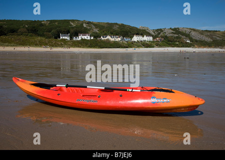 Canoë sur la plage près de Port Eynon Horton dans la péninsule de Gower Wales Banque D'Images
