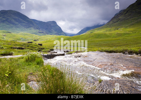 La rivière qui coule à travers l'Europe le col de Glencoe avant de descendre vers Glen Coe, à Glencoe, Highland, Scotland Banque D'Images