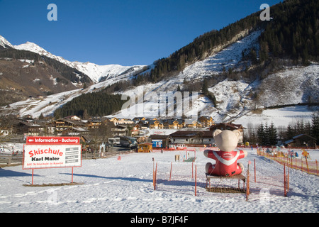 Rauris Autriche Janvier l'UE à la recherche vers le bas à travers l'aire de ski de cette station de ski ville belle scène d'hiver Banque D'Images
