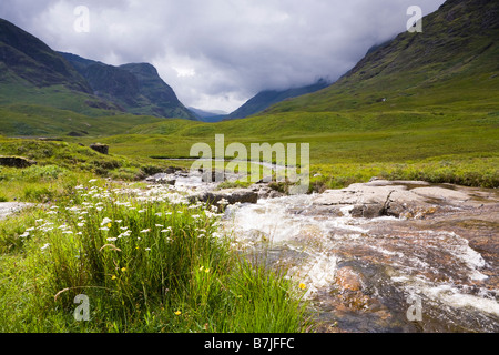 La rivière qui coule à travers l'Europe le col de Glencoe avant de descendre vers Glen Coe, à Glencoe, Highland, Scotland Banque D'Images