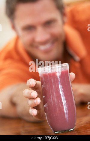 Middle aged Man Drinking Smoothie aux petits fruits Banque D'Images