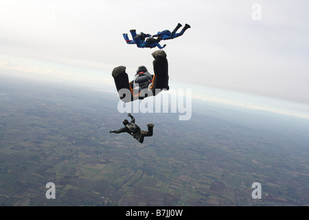 Cinq skydivers sautent d'un avion Banque D'Images