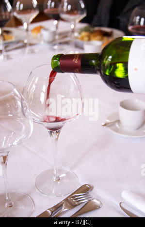 Versé dans un verre de vin à la table de pessac-léognan château la garde des graves bordeaux france Banque D'Images