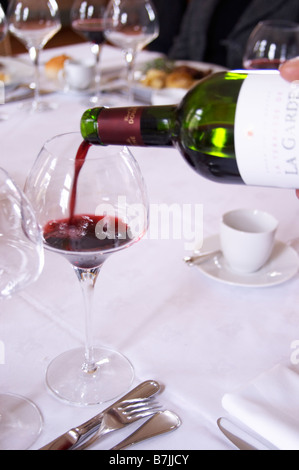 Versé dans un verre de vin à la table de pessac-léognan château la garde des graves bordeaux france Banque D'Images