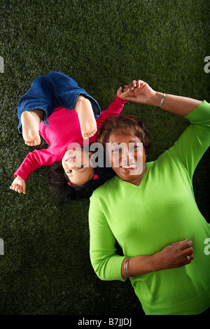 Femme afro-canadienne avec petite-fille ; Canada, Alberta Banque D'Images