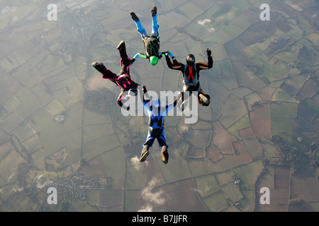 Quatre parachutistes en chute libre Banque D'Images