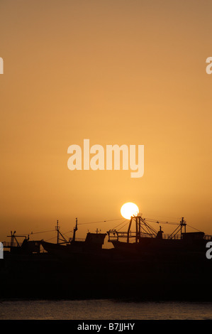 Une silhouette de bateaux de pêche dans le port d'Essaouira sur la côte du Maroc Banque D'Images