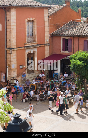 Place de la Mairie de Roussillon, Luberon. France Banque D'Images