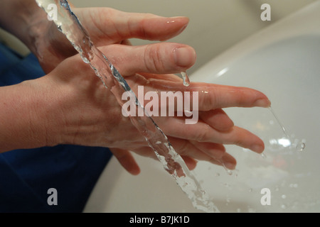 Une infirmière se lave les mains dans un hôpital communautaire Yorkshire Banque D'Images