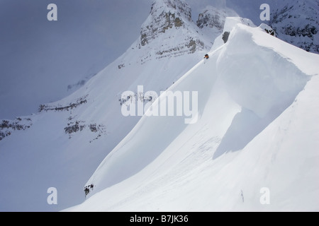 Sur la crête de skieur chute, éclipsé par montagne ; le Canada, la Colombie-Britannique, Cascade Lodge Banque D'Images