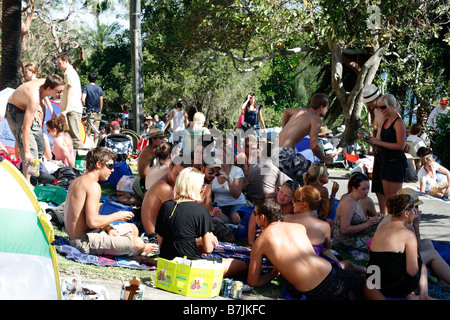 Une partie de la veille du Nouvel An foule sur le port de Sydney plages Banque D'Images