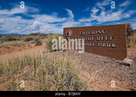 L'entrée du parc signe sur l'Caineville Wash Road, Capitol Reef National Park. L'Utah. Banque D'Images