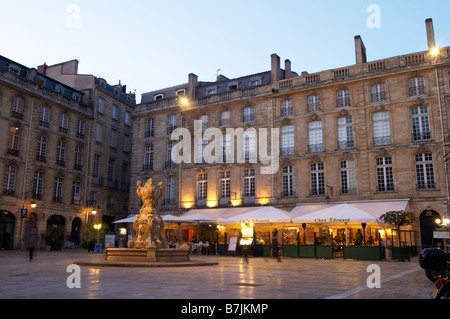 Place du Parlement terrasse restaurant bordeaux france Banque D'Images