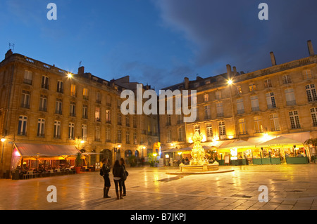 Place du Parlement terrasse restaurant bordeaux france Banque D'Images