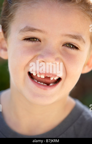 Portrait Of Boy Smiling Banque D'Images