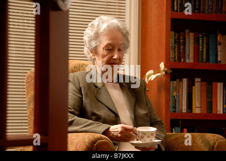 Senior Woman in Library ; Canada, Saskatchewan, Regina Banque D'Images