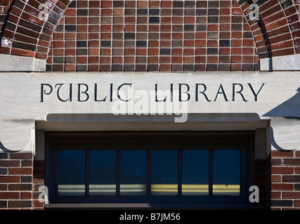 Bibliothèque publique signe devant une bibliothèque Banque D'Images