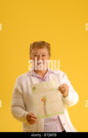 Senior Woman with lettre ; Canada, Saskatchewan, Regina Banque D'Images