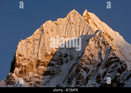 Thamserku est une montagne dans l'Himalaya de l'est du Népal Banque D'Images