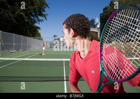 Couple playing tennis ; Canada, Colombie-Britannique, Vancouver Banque D'Images