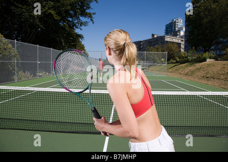 Couple playing tennis ; Canada, Colombie-Britannique, Vancouver Banque D'Images