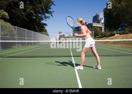 Couple playing tennis ; Canada, Colombie-Britannique, Vancouver Banque D'Images