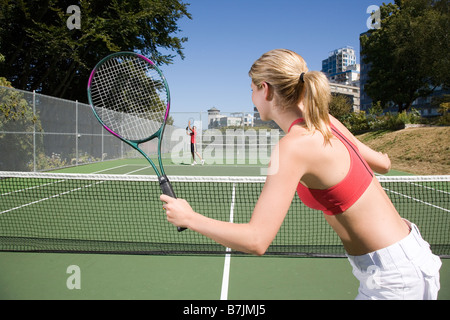 Couple playing tennis ; Canada, Colombie-Britannique, Vancouver Banque D'Images