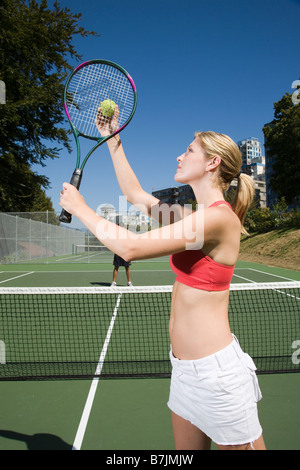 Couple playing tennis ; Canada, Colombie-Britannique, Vancouver Banque D'Images