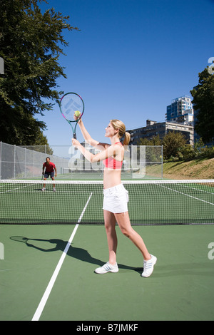 Couple playing tennis ; Canada, Colombie-Britannique, Vancouver Banque D'Images