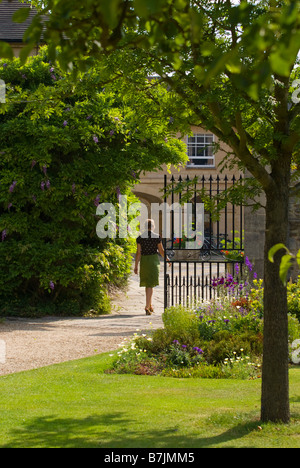 Jardin et Gates dans Green Templeton College Oxford Banque D'Images