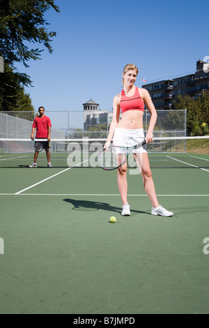 Couple on court de tennis ; Canada, Colombie-Britannique, Vancouver Banque D'Images