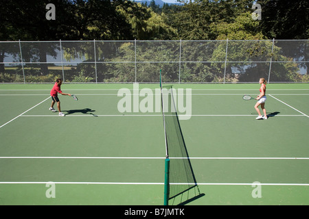 Couple playing tennis ; Canada, Colombie-Britannique, Vancouver Banque D'Images