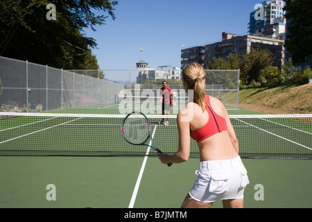 Couple playing tennis ; Canada, Colombie-Britannique, Vancouver Banque D'Images