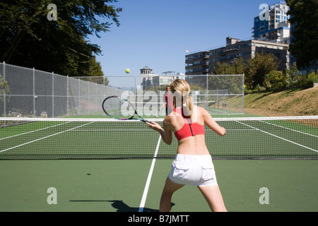 Couple playing tennis ; Canada, Colombie-Britannique, Vancouver Banque D'Images